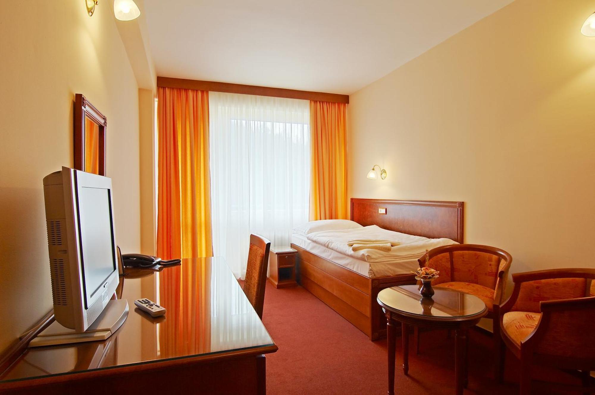 Kupele Brusno - Kupelny Hotel Polana ภายนอก รูปภาพ
